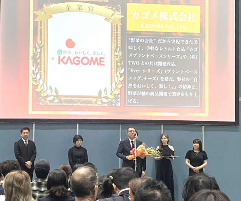 APAN VEGAN AWARDS 2024で企業賞を受賞されたカゴメ株式会社様のスピーチの様子