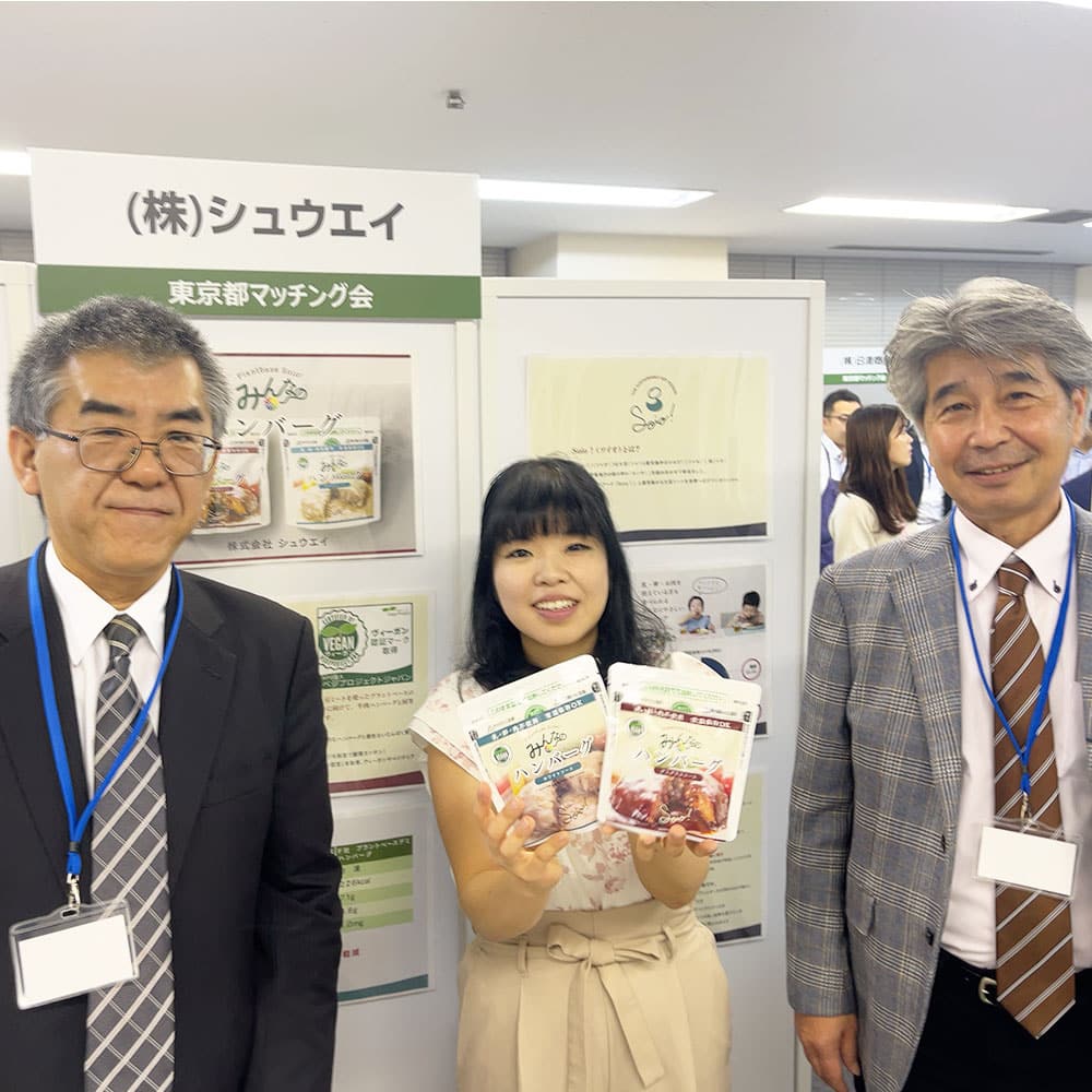 東京都主催のマッチング会、ベジプロジェクトジャパンのヴィーガン認証取得事業者の株式会社シュウエイ様のブース、川野と