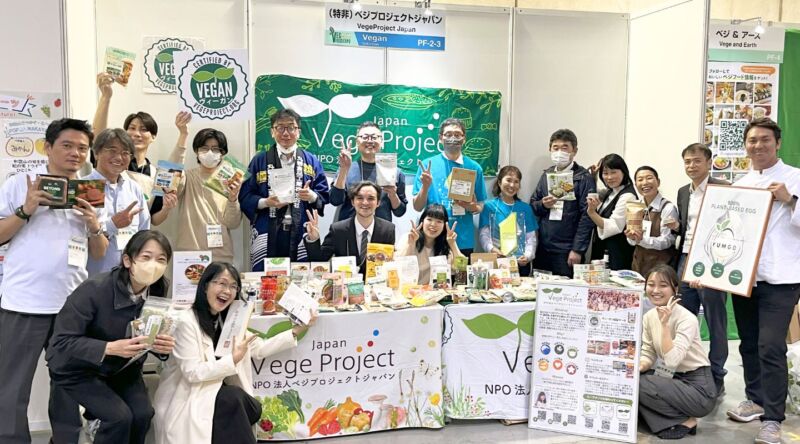 B2B向けヴィーガン食品展示会「VEG FOOD EXPO」にて、ベジプロジェクトジャパンのブースでの集合写真