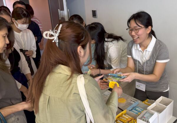 参加者の皆さんにヴィーガン認証のSOYJOYと全農のヴィーガン卵をお土産として配布しました