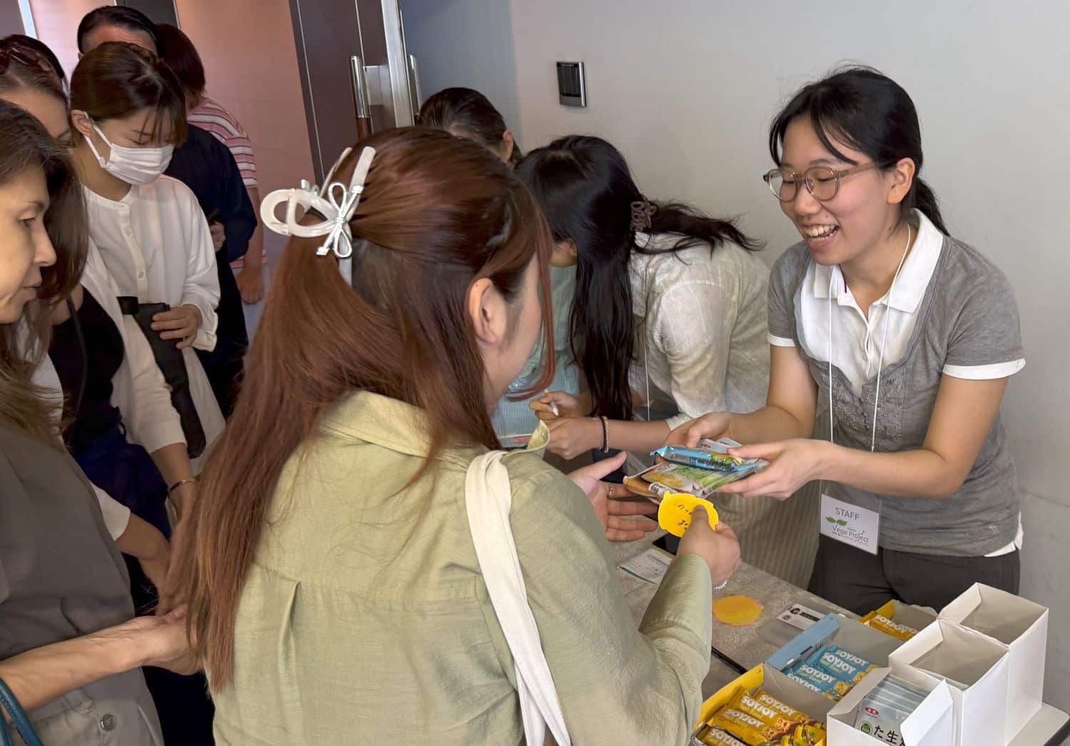 参加者の皆さんにヴィーガン認証のSOYJOYと全農のヴィーガン卵をお土産として配布しました