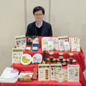 プレミアム・フードショー2025のヴィーガンセレクションで、ヴィーガンのカレーなどを並べた出展事業者のブース
