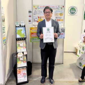 プレミアム・フードショー2025のヴィーガンセレクションで、ヴィーガン認証の認定証を掲げる出展事業者