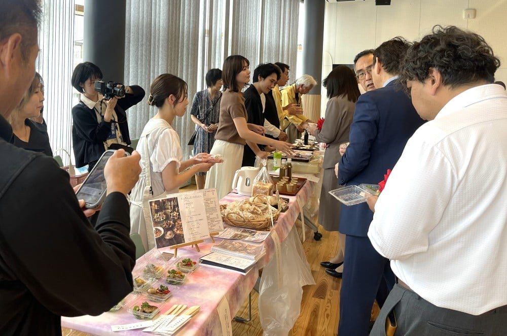 ヴィーガン対応店から提供されたヴィーガン料理の試食を行う鳥取市長、鳥取県議ほか