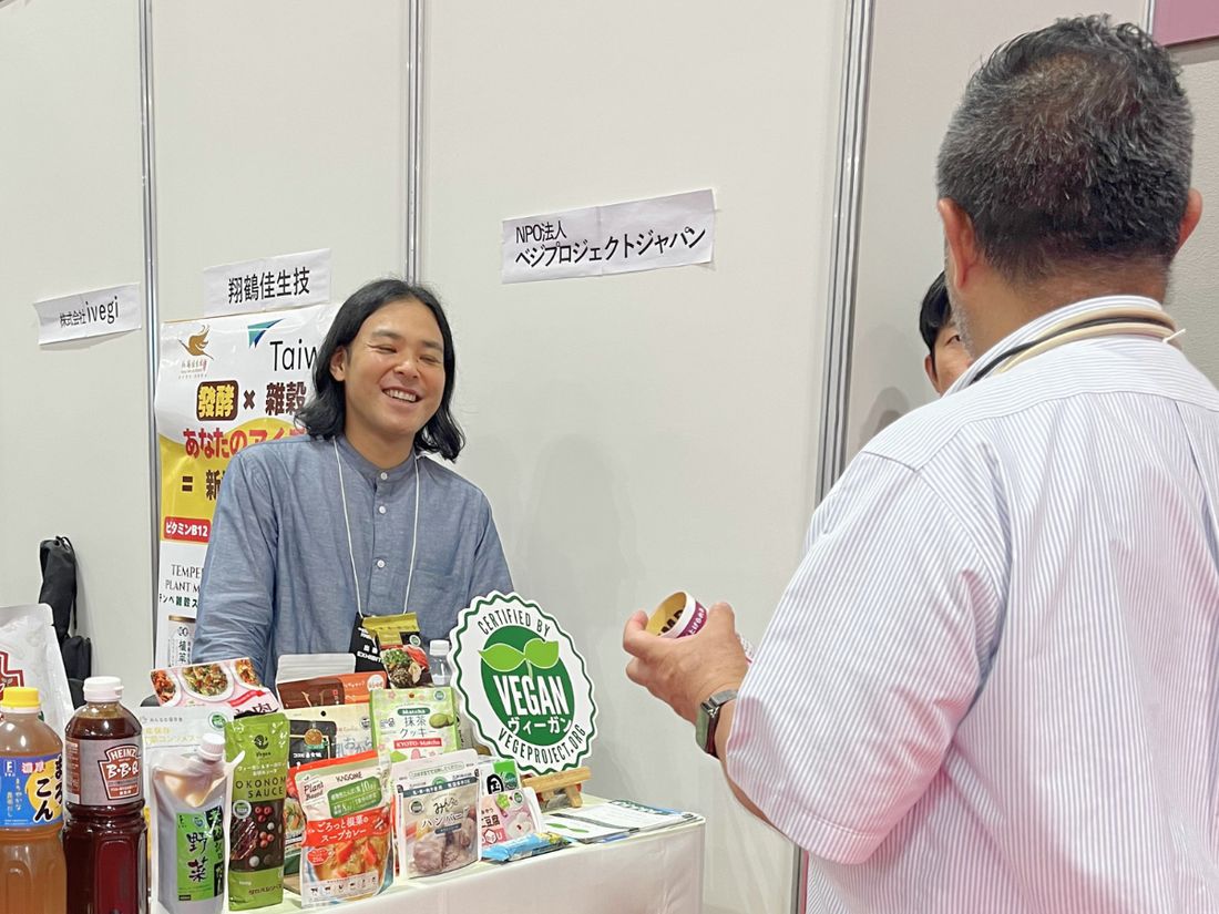 「FOODEX関西2026」のベジプロジェクトゾーンで、来場者と話すベジプロジェクトジャパンのスタッフ
