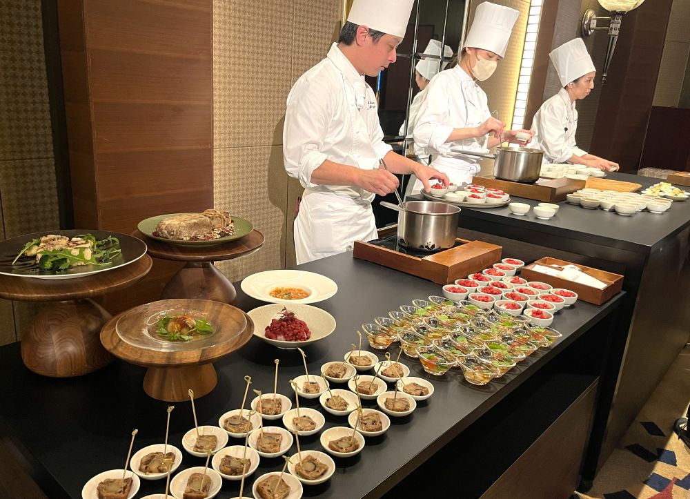At Fukuoka City’s food diversity capacity-building program, attendees enjoyed a tasting of vegan dishes from Grand Hyatt Fukuoka