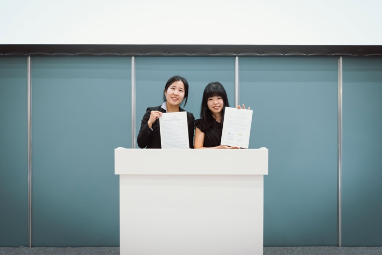 調印式 - 韓国のヴィーガン認証機関KVCSの代表と日本のヴィーガン認証機関NPO法人ベジプロジェクトジャパンの代表
