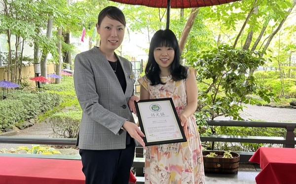 Kinugawa Park Hotels General Manager (left) and VegeProject Japan’s representative Haruko Kawano (right)