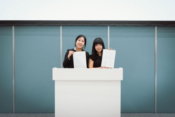 調印式 - 韓国のヴィーガン認証機関KVCSの代表と日本のヴィーガン認証機関NPO法人ベジプロジェクトジャパンの代表