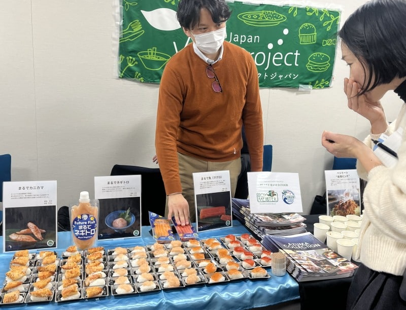 中部国際空港でヴィーガン認証取得の植物性シーフードを試食提供するあづまフーズ
