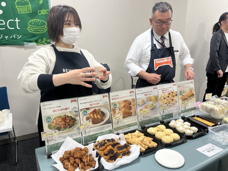 中部国際空港でヴィーガン試食会に参加するテーブルマーク社