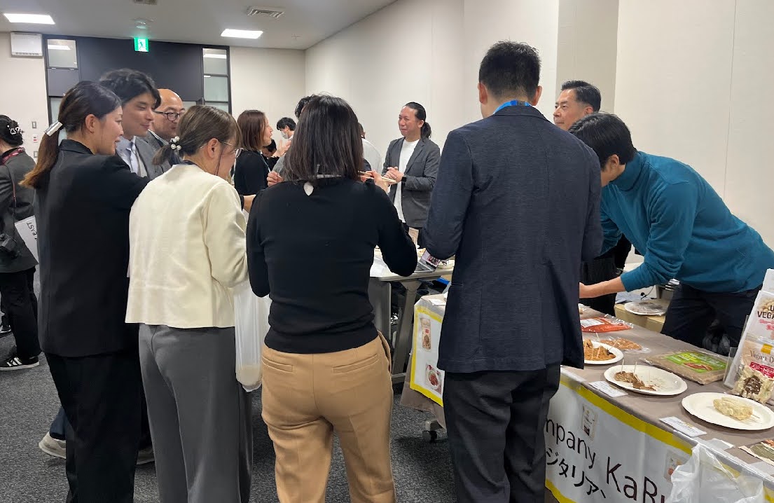 中部国際空港で開催された食の多様性セミナーと試食会の様子。ヴィーガン食品を扱う事業者と空港に店舗を構える飲食店との交流が生まれました。